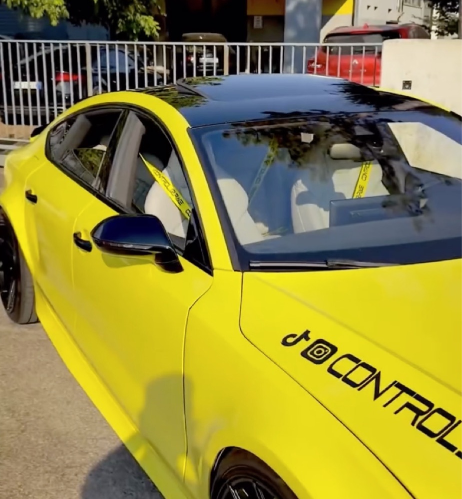 BMW gialla Control Garage con cinture Rebelt