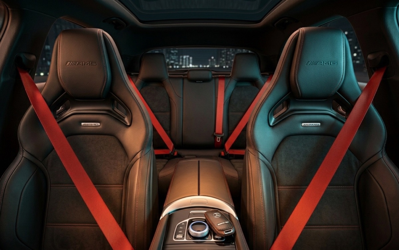 Auto dopo la personalizzazione Rebelt, cinture colorate